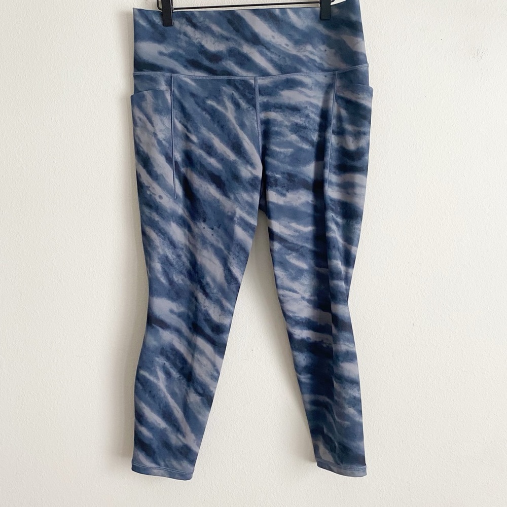 Athleta Blue Tie-Dye Salutation Stash 7/8 Tight Leggings